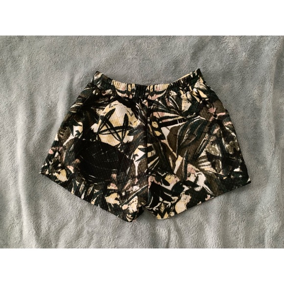 H&M Shorts WORN ONCE - Picture 2 of 3